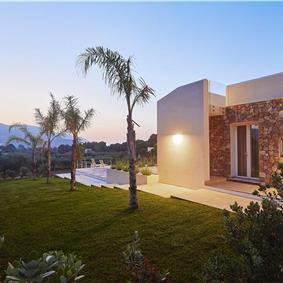 4 bedroom villa with pool, Castellammare del Golfo, sleeps 8-10